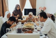 Maaltijd aan tafel met ramadan