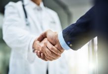 arts schudt handen - concept samenwerking buurtdokters