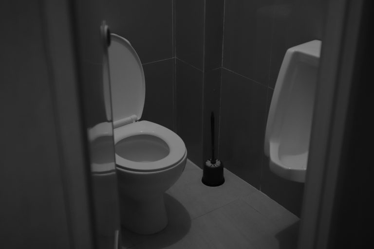 Telefoongebruik op het toilet en bekkenbodemklachten